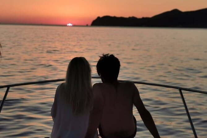 5 Hours Santorini Private Luxury Cruise with BBQ and Drinks - The Greek BBQ and Drinks Onboard: Food Worth Booking For