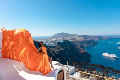 Flying Dress Photoshooting Santorini - 30 minutes on the cliffs: how the session actually runs