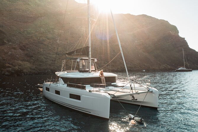 Majestic Catamaran Caldera Cruise with Snacks, Meal & Drinks - Red Beach Photo Pass: Quick, Colorful, and Easy