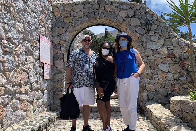 Private Santorini Half Day Highlights 4-Hour Tour & Native Driver - Stop 1: Oia for the Iconic Streets and Best-Guess-Free Views