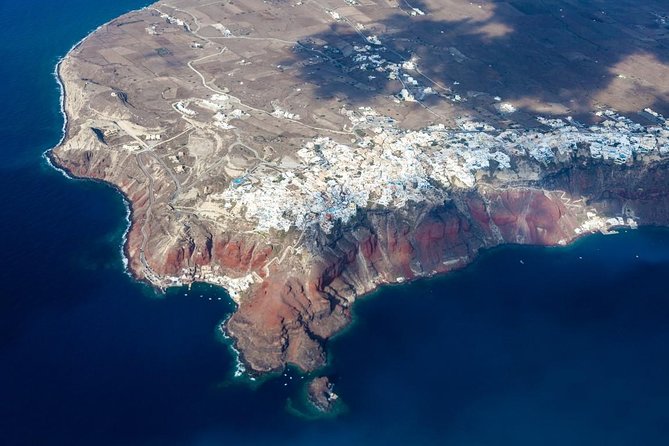 Santorini 30min Helicopter Tour - Perissa Black Sand Beach and Kamari: finishing with coast contrasts