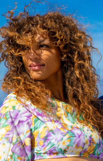 Santorini: 40-Minute Oia Photoshoot - Weather and comfort: the practical stuff to pack