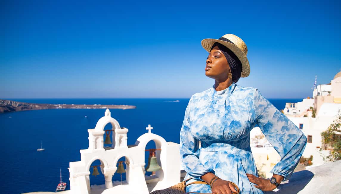 Santorini: 40-Minute Oia Photoshoot - Meeting at the bus stop toward Thira: timing is everything