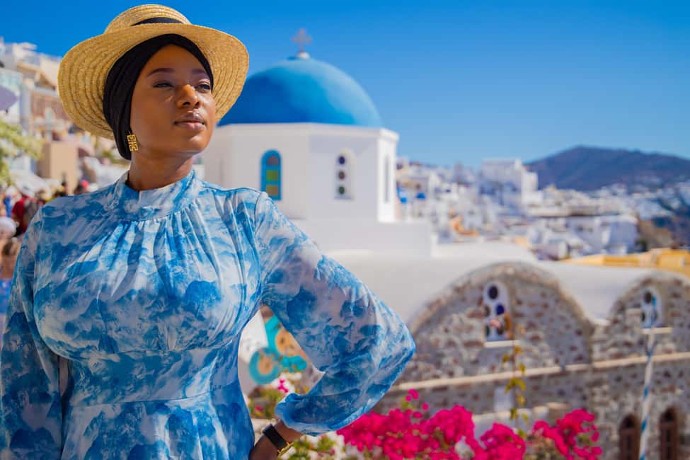 Santorini: 40-Minute Oia Photoshoot - Best for: couples, families, and first-timers who want less stress