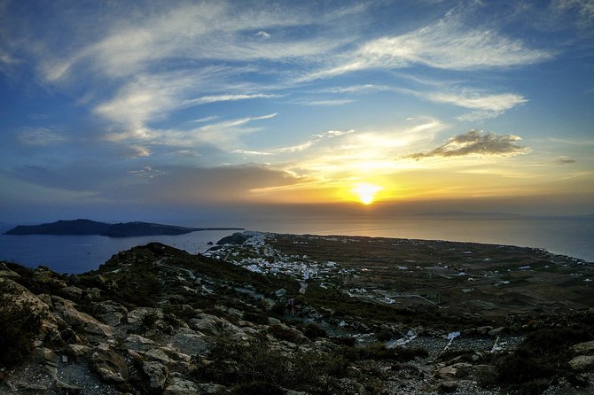 Santorini : Caldera Trail Hike and Sunset - Downhill toward Oia and the 360-degree sunset finale