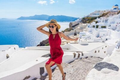 Santorini: Fira Town Walking Tour with Wine Tasting - Gold Street Jewelry Stop: Pretty Displays With a Purpose