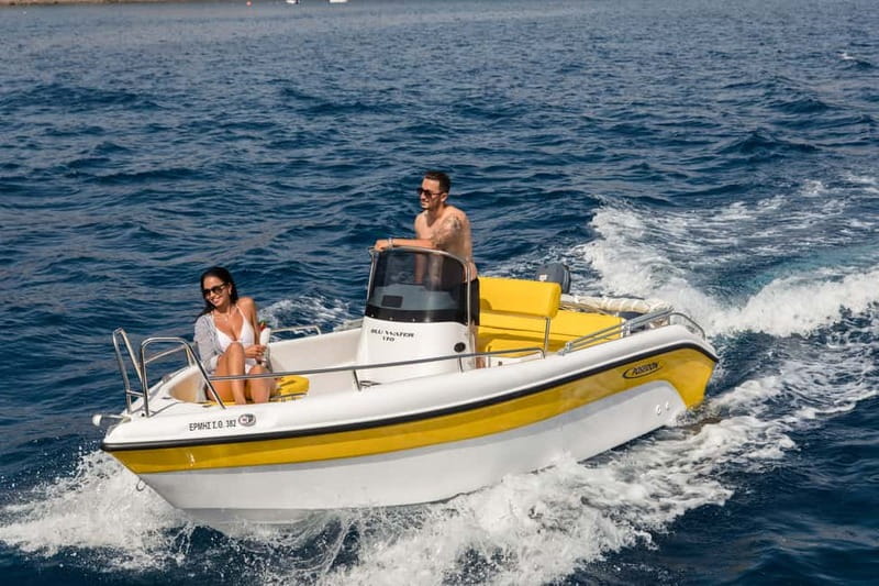 Santorini: license free boat in Santorini - Your 5 hours on the water: a self-guided caldera route