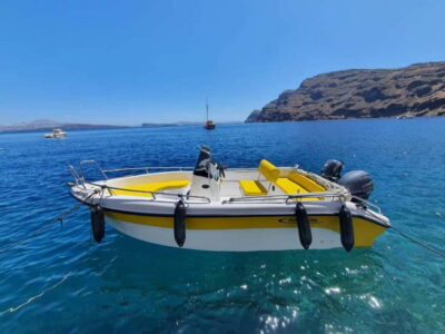 Santorini: license free boat in Santorini - Boat comfort basics: the ice cooler and snacks you’ll actually use