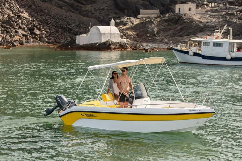 Santorini: license free boat in Santorini - Price and value: $305 per group up to 5 for 5 hours