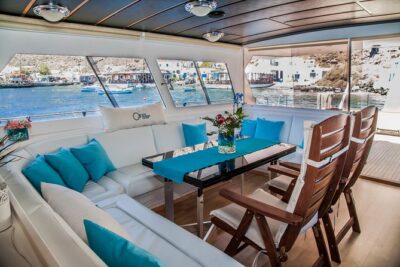 Santorini: Motor Yacht Private Cruise with 5-Course Meal - Sailing past the big Santorini icons before you even eat