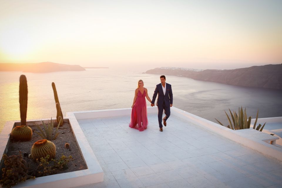 Santorini: Photo Shoot with a Private Vacation Photographer - Key points at a glance