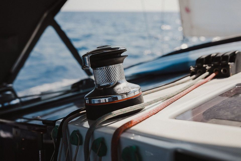 Santorini: Private Caldera Sailing Trip with Open Bar & Meal - Lunch or dinner onboard: what you actually get