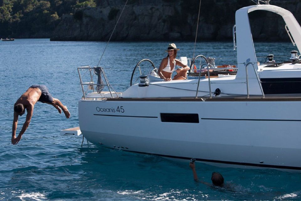 Santorini: Private Caldera Sailing Trip with Open Bar & Meal - Pickup, timing, and how the 5 hours actually play out