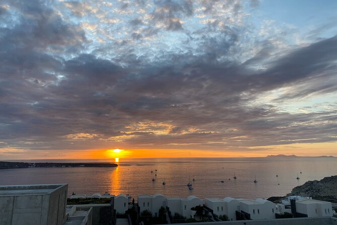 Santorini Private HIGHLIGHTS TOUR - Akrotiri ancient city and lighthouse sunset views