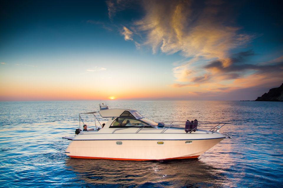 Santorini: Private Sunset Cruise with Barbecue and Drinks - The Greek barbecue and mezze: what’s included (and why it matters)