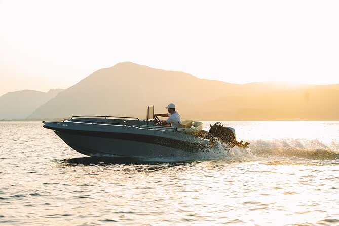 Santorini Rent a Boat - License free private cruise - Volcano and nearby-island viewpoints from the water