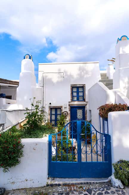 Santorini Small-Group Tour with Wine Tasting & Food Pairing - Oia after lunch: cliffside views at the end of the route