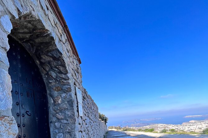 Santorini tailor made tour with the experts(NEW) - Akrotiri Archaeological Site: the 3,600-year-old anchor of the day