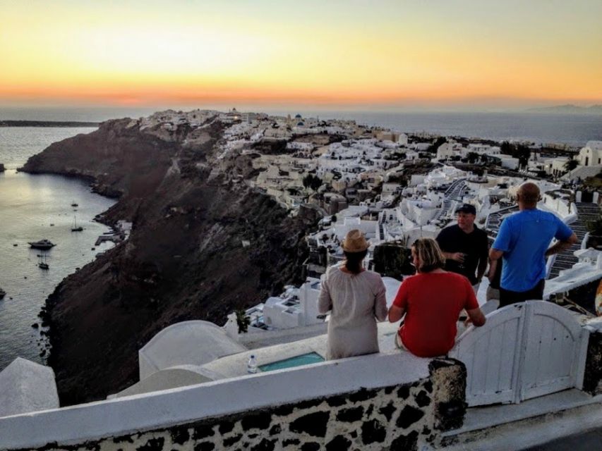 Santorini: Top Sights Small-Group Tour with Local Guide - Oia: guided walking, free time, and how to use the 1-hour window well
