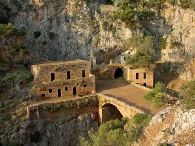 South Santorini Half-Day Private Tour - Entering Akrotiri Archaeological Site with the right expectations
