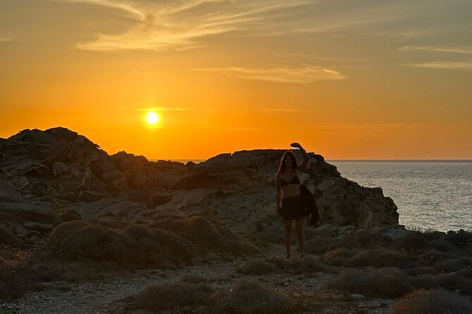 The Highlights of Santorini on a Mini Bus Daily Sunset Tour - Stop 2: Pyrgos hilltop and the Venetian Castle ruins