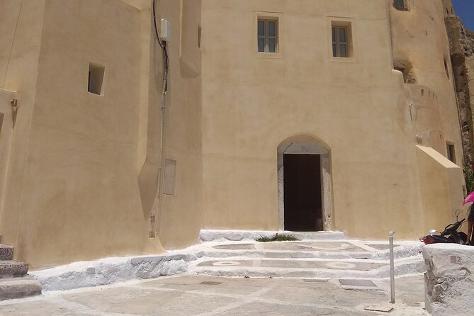 Top Sights of Santorini with Wine Tasting and Sunset in Oia - The 45-minute wine tasting: 3 Santorinian wines and how it’s explained