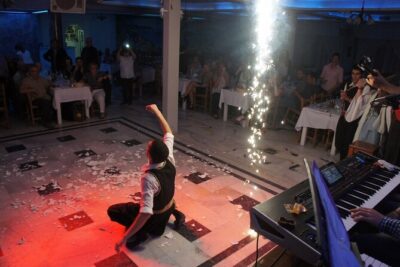 Traditional Greek Night live Music & Dinner Show in Santorini - The timing game: doors open at 19:30 and dancing starts at 21:00